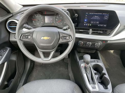 Used 2025 Chevrolet Trax LS w/ LS Convenience Package image 24