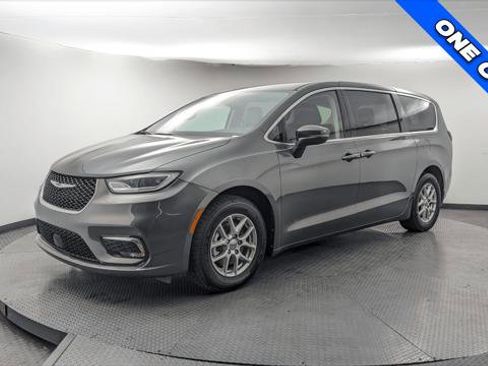 Used 2023 Chrysler Pacifica Touring-L image 2