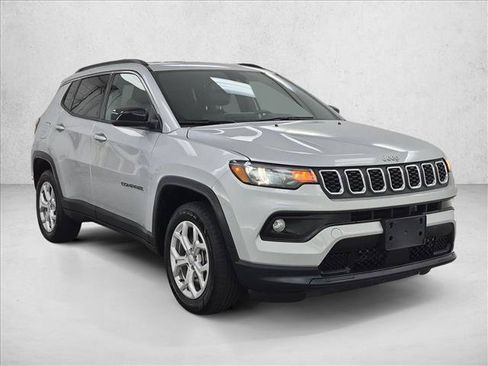 Used 2024 Jeep Compass Latitude AWD/4WD image 3