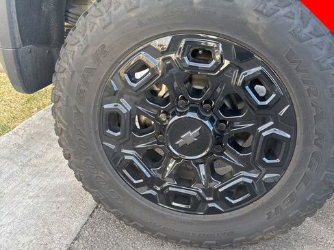 Used 2022 Chevrolet Silverado 2500 High Country w/ Safety Package II image 9