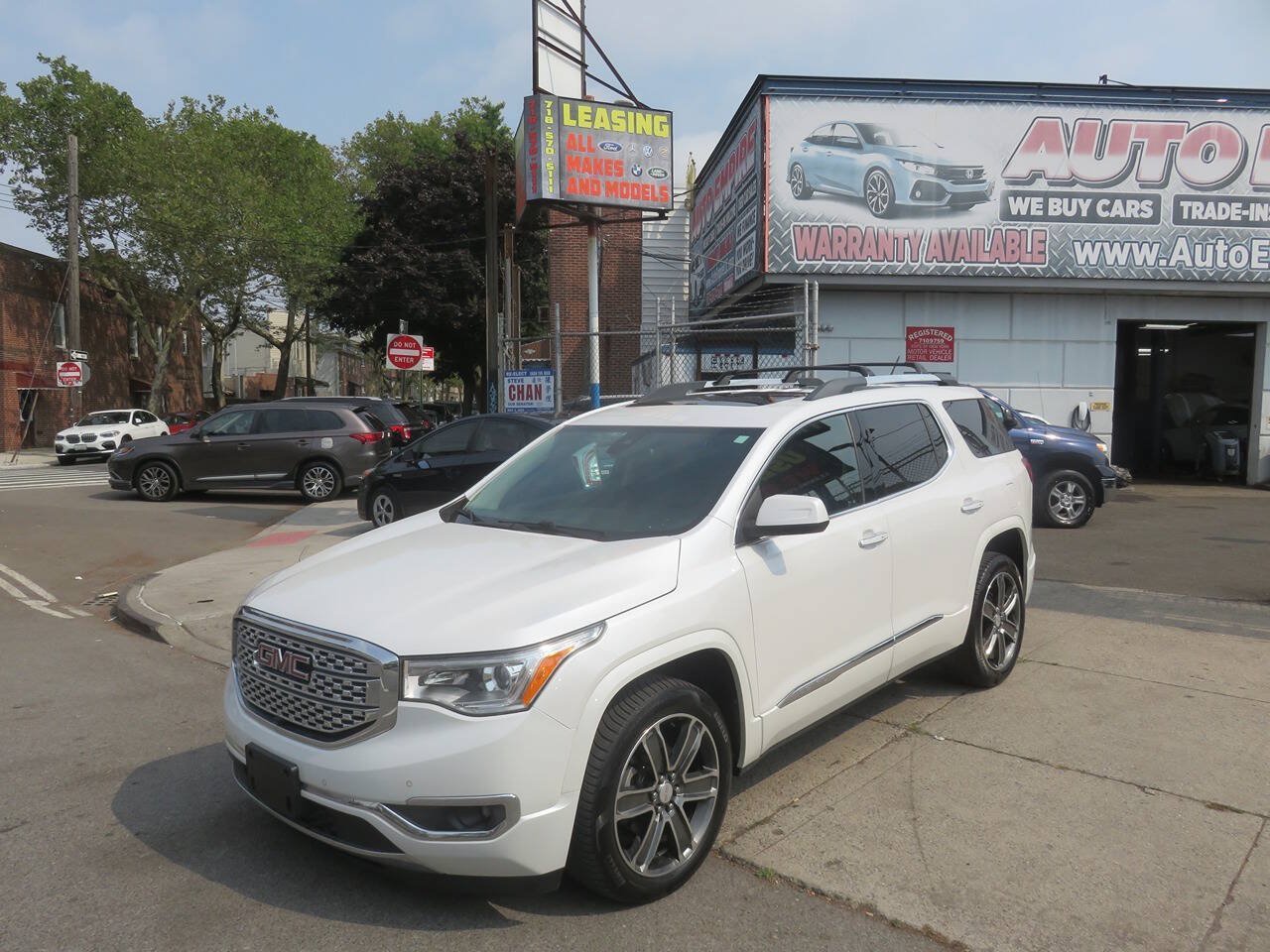Used 2019 GMC Acadia Denali w/ Technology Package AWD/4WD image 2