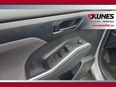 Used 2025 Toyota Highlander LE FWD image 17