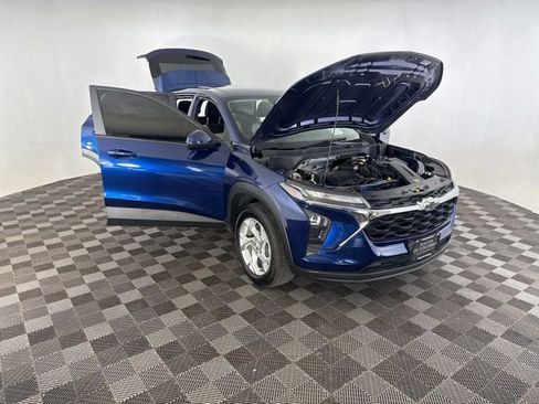Used 2024 Chevrolet Trax LS w/ LS Convenience Package FWD image 12