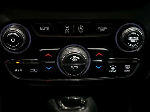 Used 2019 Jeep Cherokee Latitude Plus AWD/4WD image 14