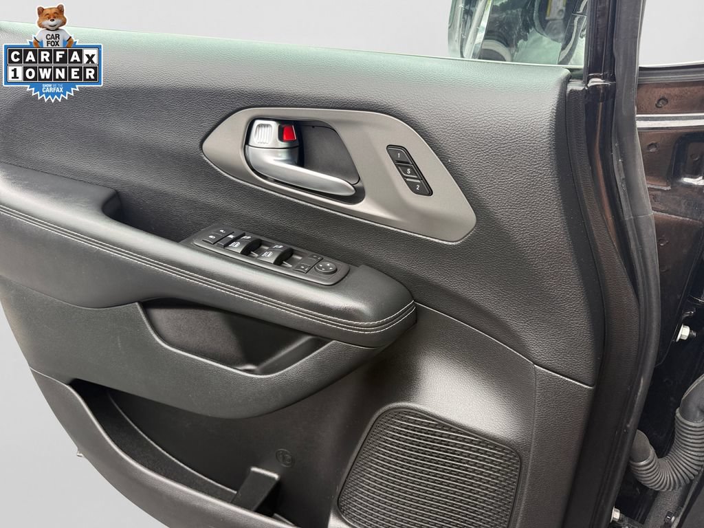 Used 2025 Chrysler Pacifica Select FWD image 28