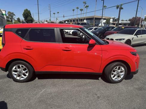 Used 2023 Kia Soul LX w/ LX Technology Package FWD image 7