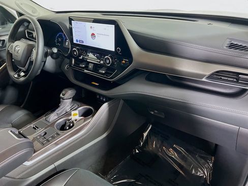 Certified 2025 Toyota Highlander Limited AWD/4WD image 28