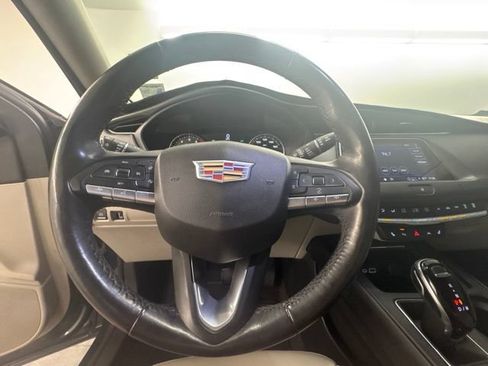 Used 2021 Cadillac XT4 Luxury w/ Cold Weather Package FWD image 18