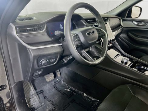 Used 2023 Jeep Grand Cherokee Altitude AWD/4WD image 9