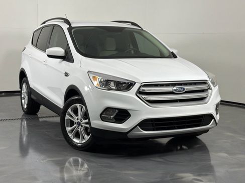 Used 2018 Ford Escape SE FWD image 2