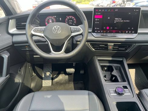 Certified 2025 Volkswagen Tiguan SE w/ Panoramic Sunroof Package AWD/4WD image 20