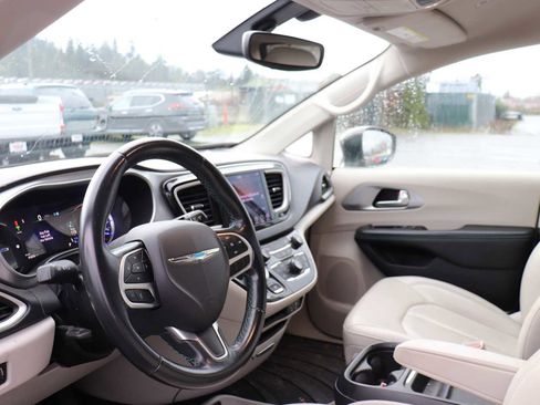 Used 2018 Chrysler Pacifica Touring-L image 10