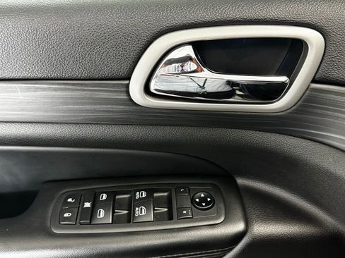 Used 2021 Jeep Grand Cherokee Laredo X AWD/4WD image 11