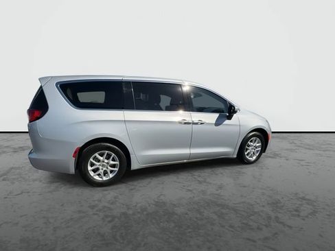 Used 2023 Chrysler Voyager LX FWD image 9