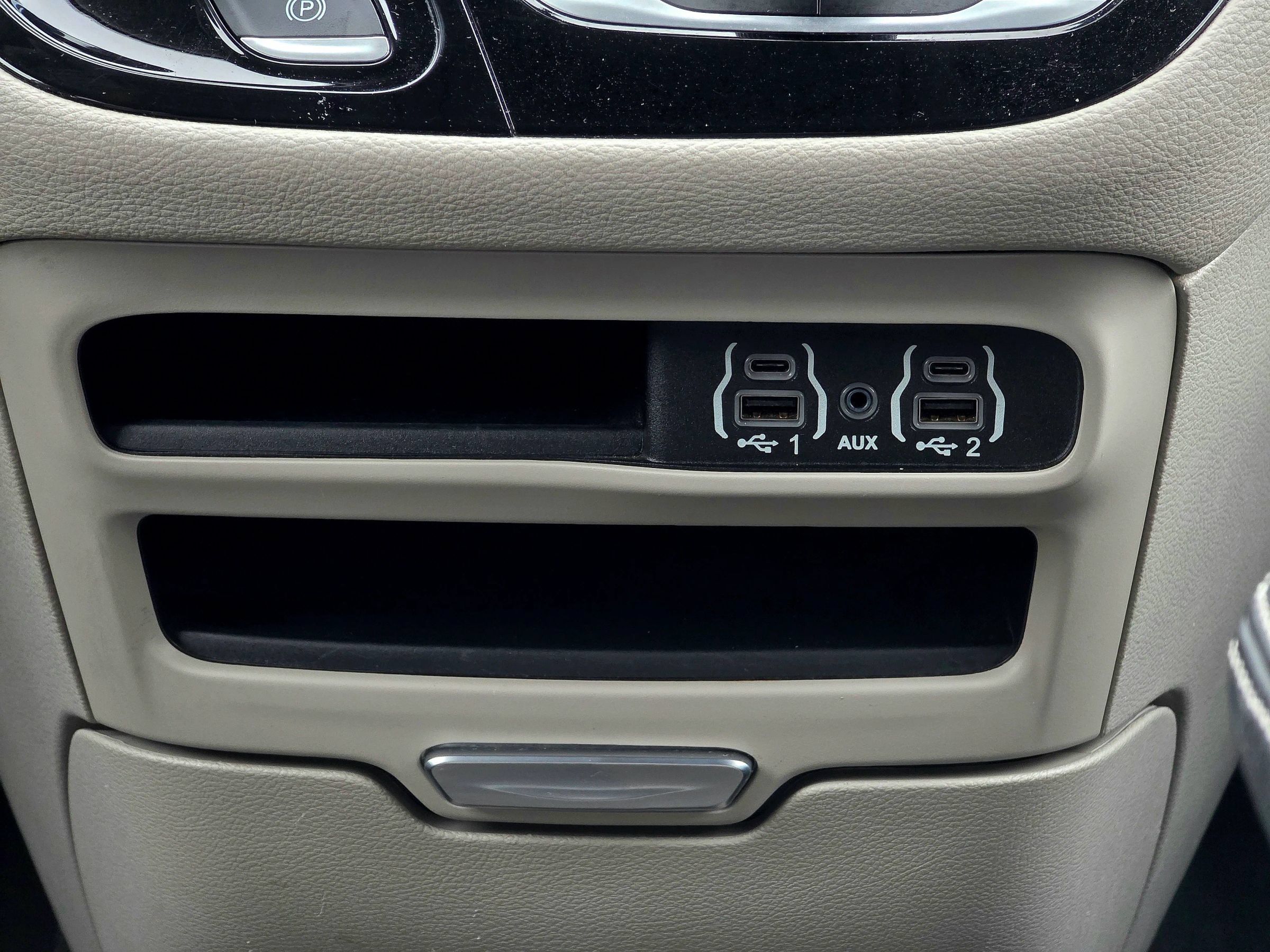 Used 2023 Chrysler Pacifica Touring-L FWD image 32
