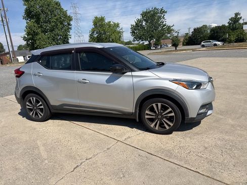 Used 2019 Nissan Kicks SR w/ SR Premium Package FWD image 1