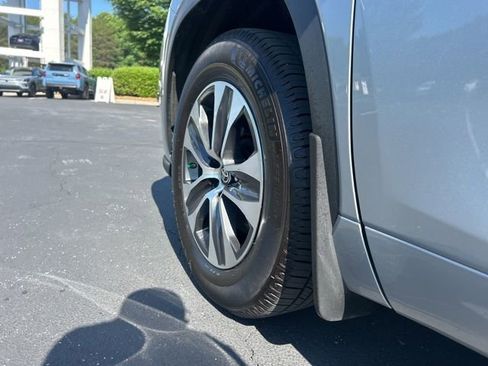 Used 2024 Toyota Highlander XLE FWD image 13