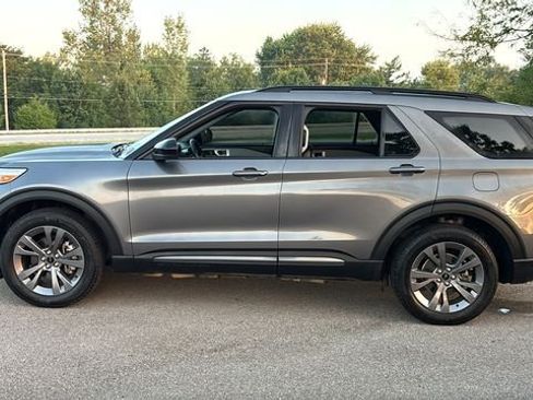 Used 2023 Ford Explorer XLT w/ Equipment Group 202A AWD/4WD image 4