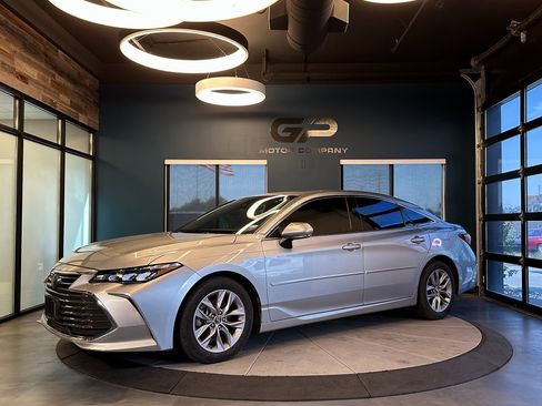 Used 2019 Toyota Avalon XLE w/ Moonroof Package image 7