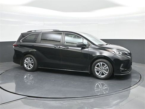 Used 2022 Toyota Sienna XSE image 6