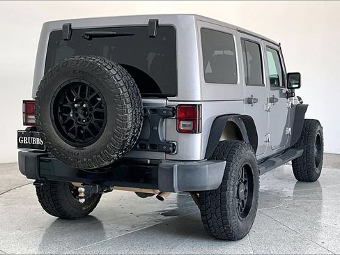 Used 2018 Jeep Wrangler Unlimited Sahara AWD/4WD image 2