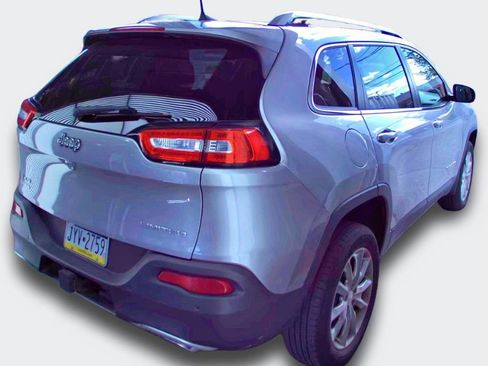 Used 2018 Jeep Cherokee Limited w/ Luxury Group AWD/4WD image 3