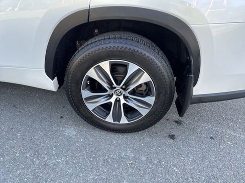 Used 2022 Toyota Highlander XLE AWD/4WD image 10