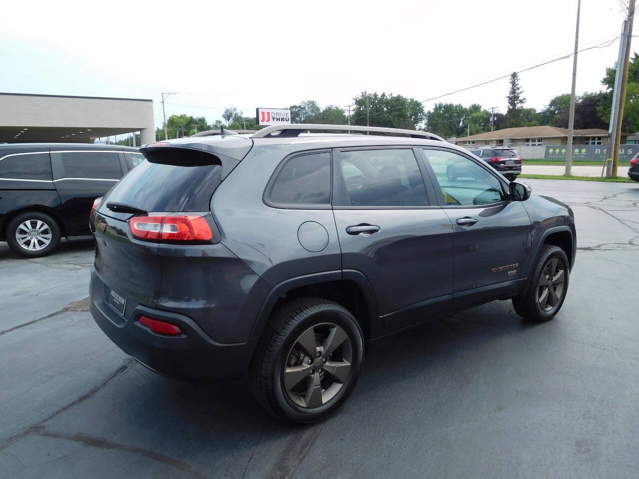 Used 2017 Jeep Cherokee Latitude w/ Cold Weather Group AWD/4WD image 3