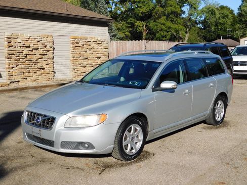 Used 2010 Volvo V70 image 4