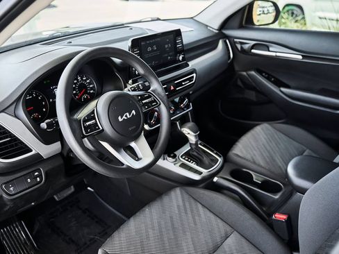 Used 2023 Kia Seltos LX AWD/4WD image 2