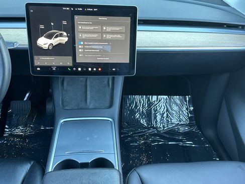 Used 2022 Tesla Model Y Long Range image 13