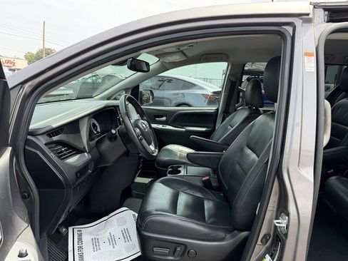Used 2018 Toyota Sienna SE FWD image 8