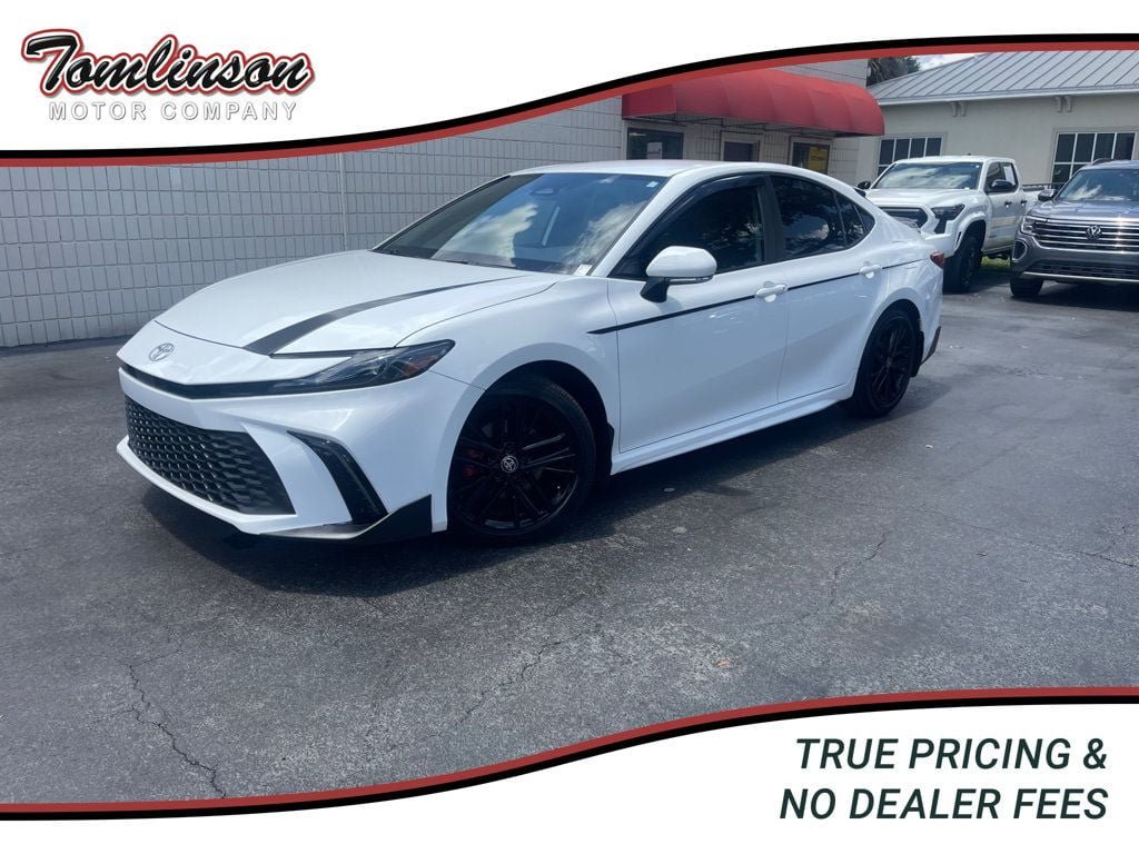 Used 2025 Toyota Camry SE FWD image 1