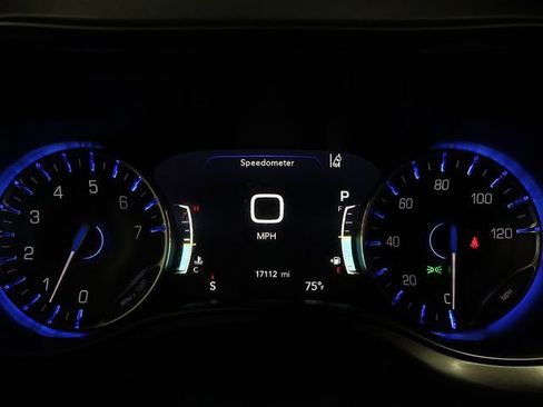 Used 2025 Chrysler Pacifica Limited FWD image 18