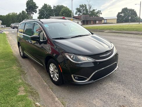Used 2019 Chrysler Pacifica Touring-L FWD image 10