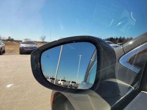 Used 2021 Chrysler Pacifica Touring-L image 11