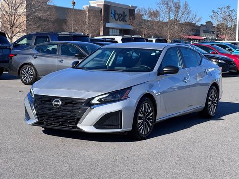 Used 2024 Nissan Altima 2.5 SV image 2