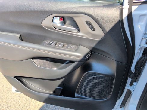 Used 2025 Chrysler Pacifica Select image 15