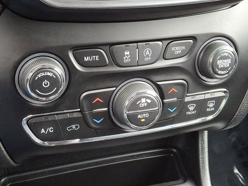 Used 2019 Jeep Cherokee Limited w/ Technology Group image 16