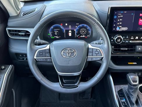 Used 2025 Toyota Highlander Limited AWD/4WD image 15