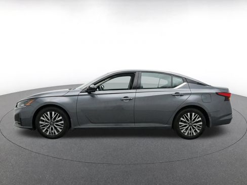 Used 2025 Nissan Altima 2.5 SV FWD image 4