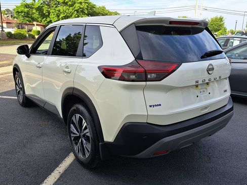 Used 2023 Nissan Rogue SV FWD image 4