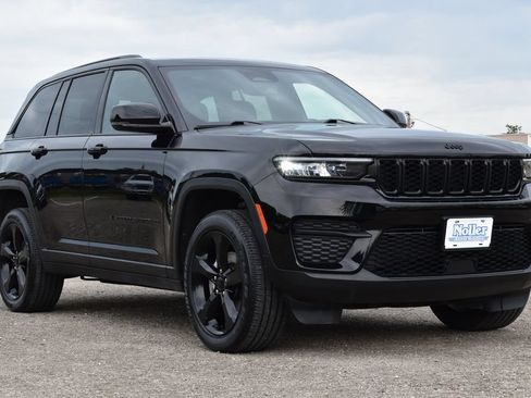 Used 2023 Jeep Grand Cherokee Laredo AWD/4WD image 3