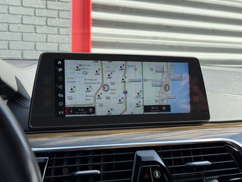 Used 2018 BMW M550i xDrive image 26