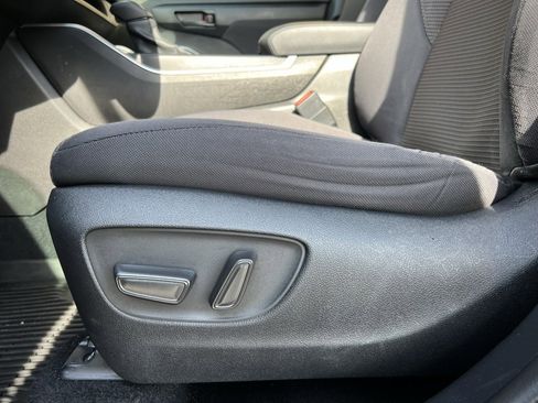 Used 2021 Toyota Highlander LE image 48