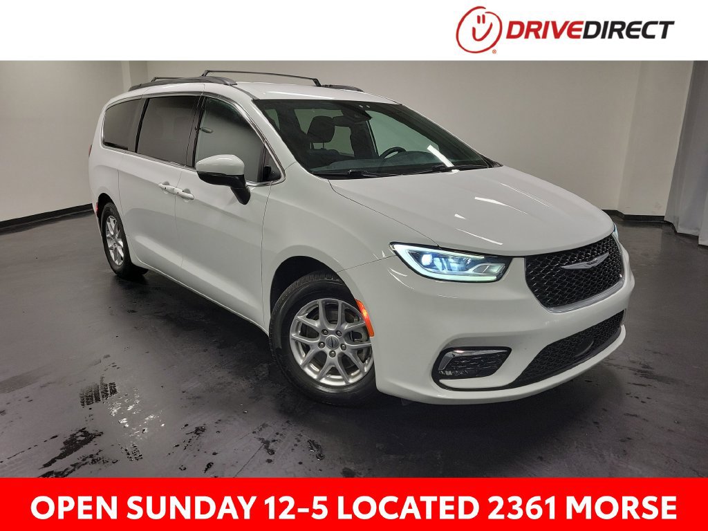Used 2023 Chrysler Pacifica Touring FWD image 1