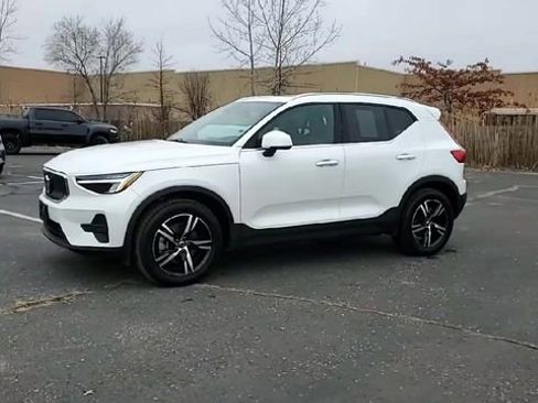 Used 2025 Volvo XC40 B5 Core image 4