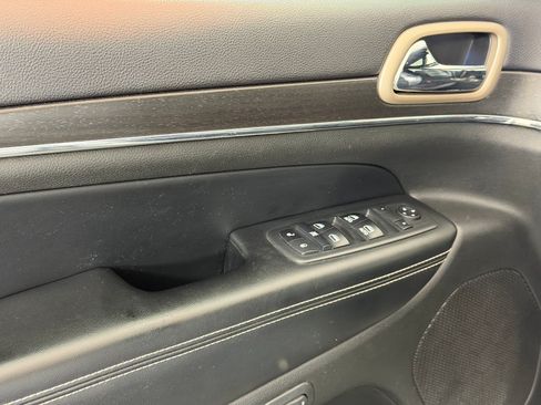 Used 2017 Jeep Grand Cherokee Limited AWD/4WD image 13