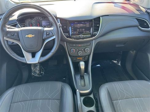 Certified 2022 Chevrolet Trax LT w/ LT Convenience Package image 9