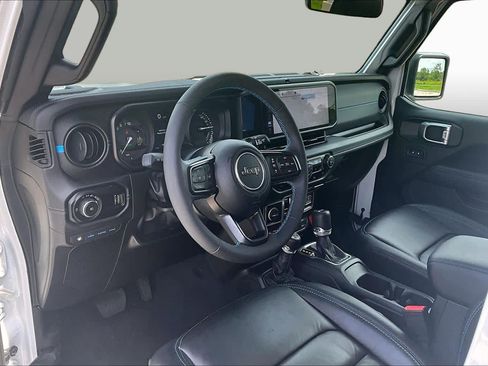 Used 2024 Jeep Wrangler Unlimited Rubicon 4xe w/ Convenience Group AWD/4WD image 17